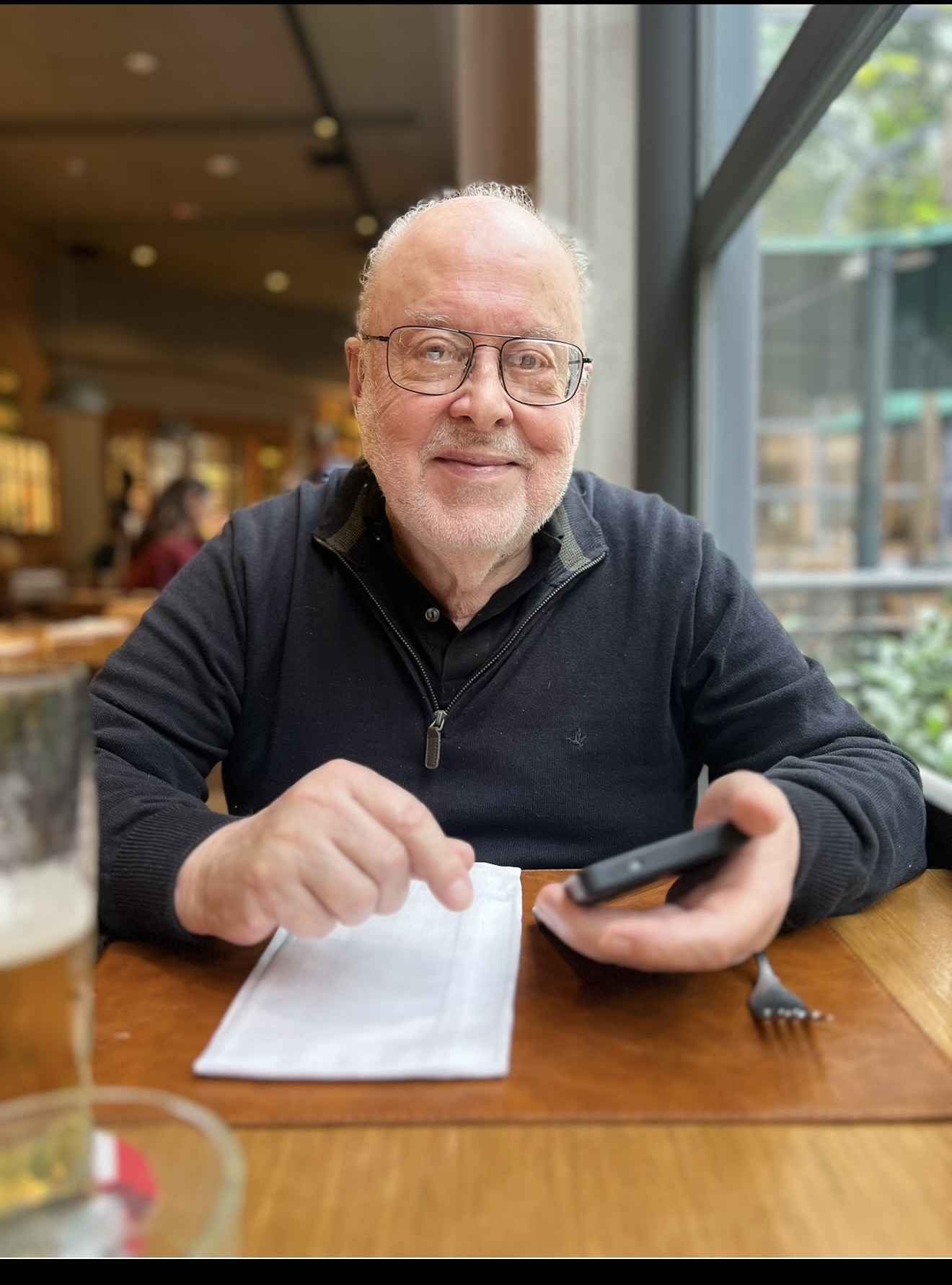 Sylvio Silveira Santos sentado à mesa em um ambiente interno